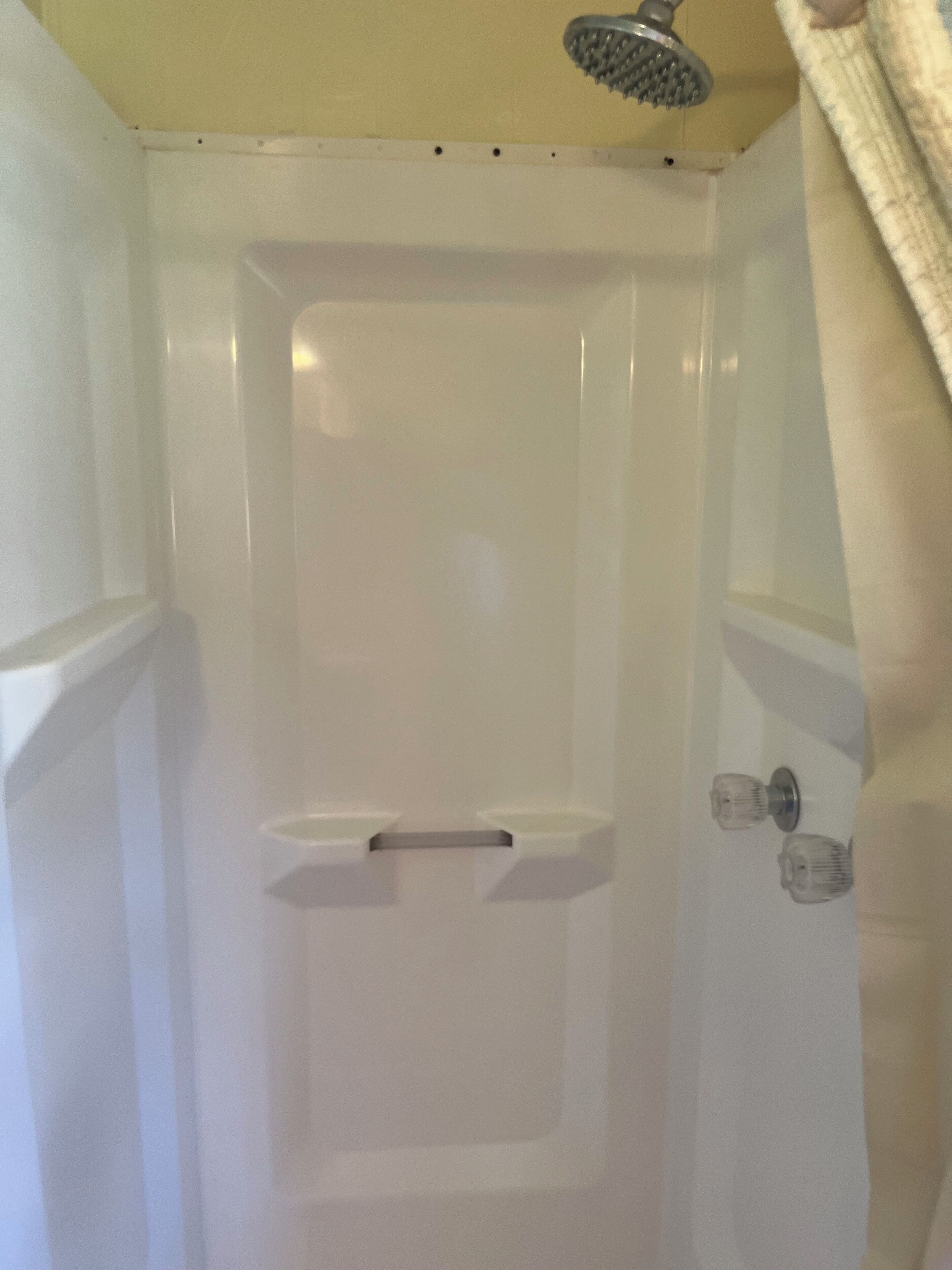Serviettes fournies, papier toilette