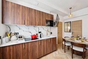 Fridge, microwave, stovetop, dishwasher
