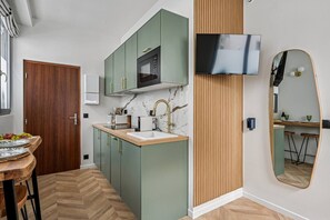 Réfrigérateur, micro-ondes, plaque de cuisson, lave-vaisselle