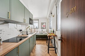 Fridge, microwave, stovetop, dishwasher