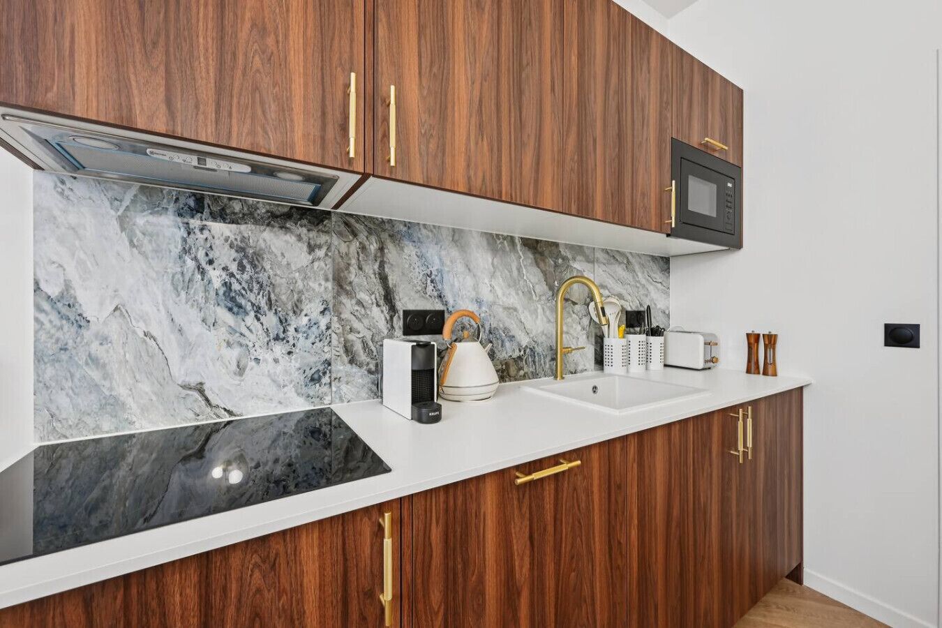 Réfrigérateur, micro-ondes, plaque de cuisson, lave-vaisselle