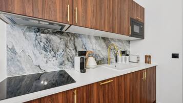 Réfrigérateur, micro-ondes, plaque de cuisson, lave-vaisselle