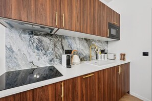 Réfrigérateur, micro-ondes, plaque de cuisson, lave-vaisselle