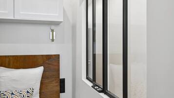 1 slaapkamer, een strijkplank/strijkijzer, reisbedje, gratis wifi