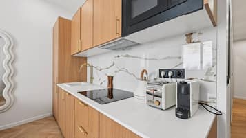 Réfrigérateur, micro-ondes, plaque de cuisson, lave-vaisselle