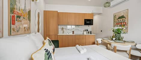 2 chambres, fer et planche à repasser, lit de bébé portatif