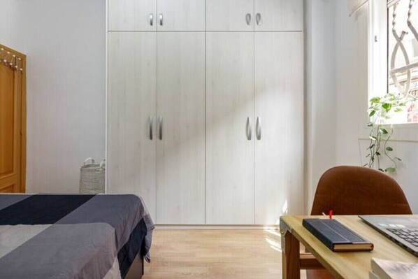 1 chambre, bureau, fer et planche à repasser, lit de bébé portatif