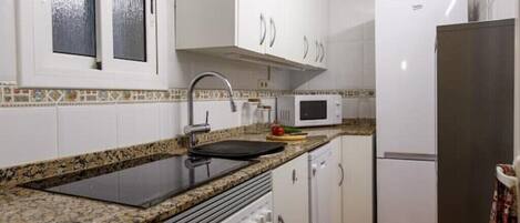 Een koelkast, een microgolfoven, een oven, een kookplaat