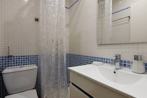 ヘアドライヤー、タオル、石鹸、トイレットペーパー