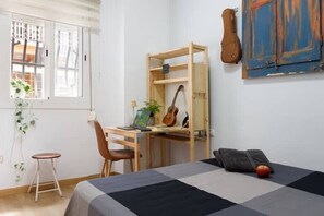 1 chambre, bureau, fer et planche à repasser, lit parapluie