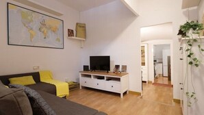 Una sala de estar moderna con un sofá, un televisor y un mapa del mundo en la pared.