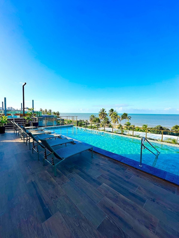 เบสิกอพ�าร์ทเมนท์ | สระว่ายน้ำ | สระว่ายน้ำกลางแจ้ง