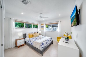 4 bedrooms, iron/ironing board, travel cot, free WiFi - Heated Pool + Waterfront! Close To Beach & Shops! (Fort Lauderdale)