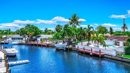 Heated Pool + Waterfront! Close To Beach & Shops!