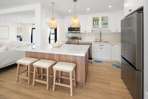 Microondas, horno, parrilla de estufa y lavavajillas