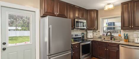 Micro-ondes, four, plaque de cuisson, lave-vaisselle