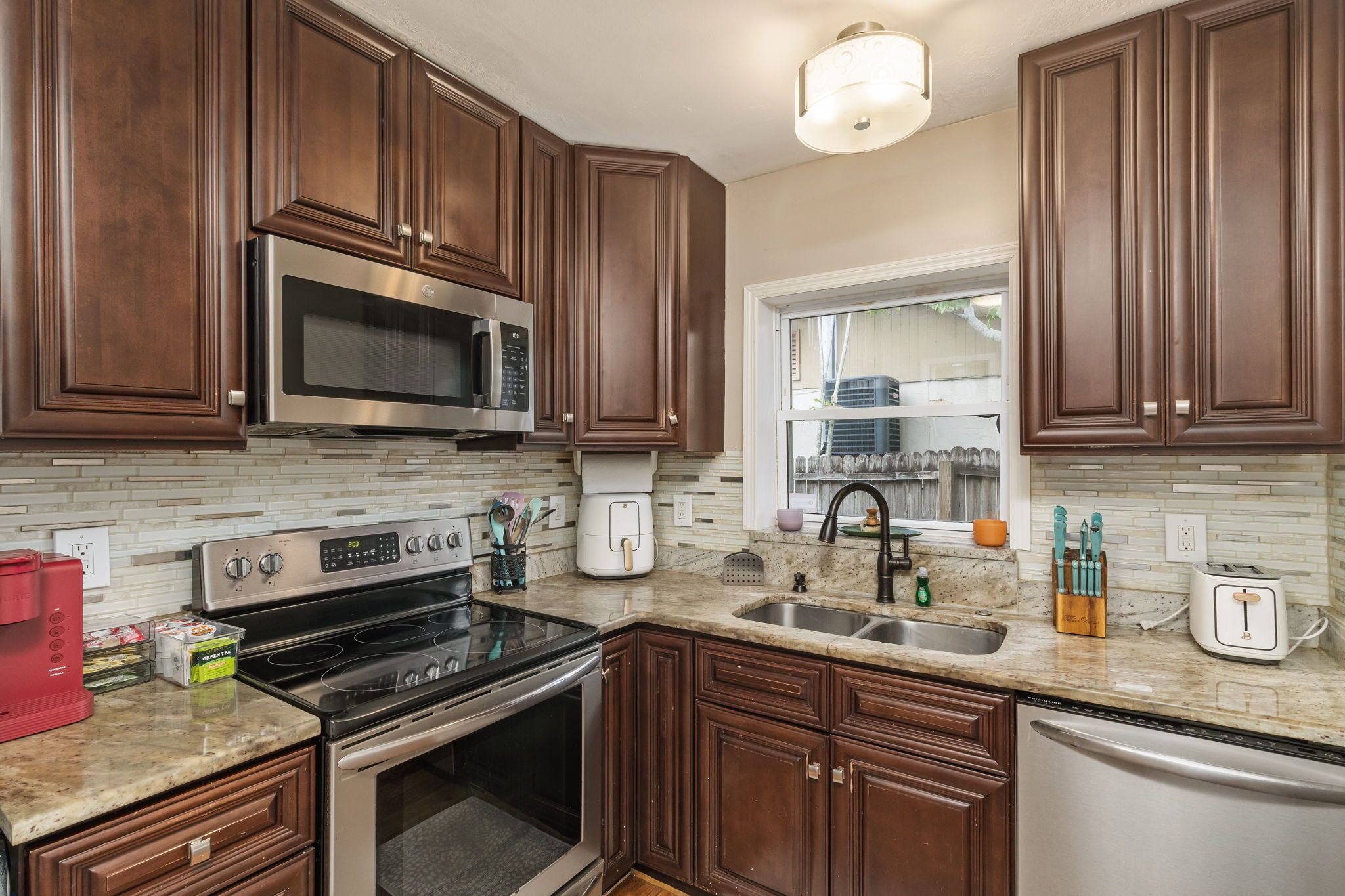 Microondas, horno, placa de cocina y lavavajillas