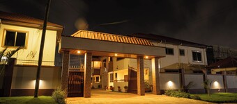 Cozy 4-Bedroom Townhouse in Community 25, Tema