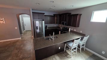 Jääkaappi, mikroaaltouuni, uuni, liesi