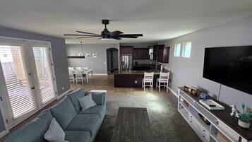 Älytelevisio, videopelejä, pöytäjalkapallopöytä, kirjoja