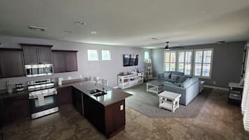 Jääkaappi, mikroaaltouuni, uuni, liesi