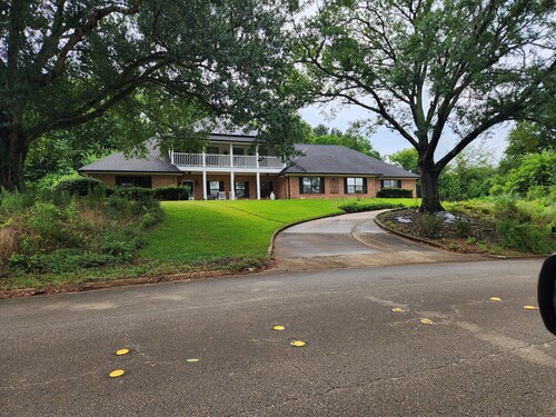 Single Bedroom/Bath in lovely Nacogdoches with Personal AC