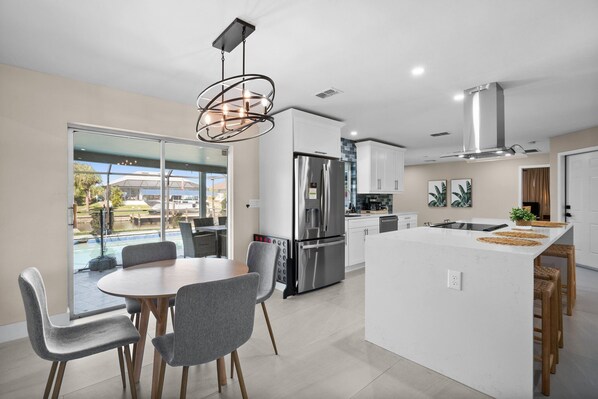 Jääkaappi, mikroaaltouuni, uuni, liesi