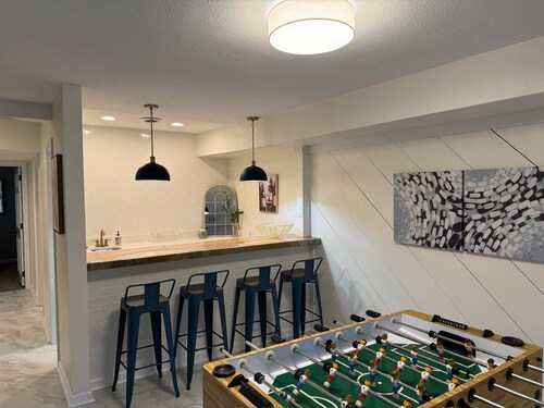 Spacious Home - Sleeps 8-10! Minutes to North Hills