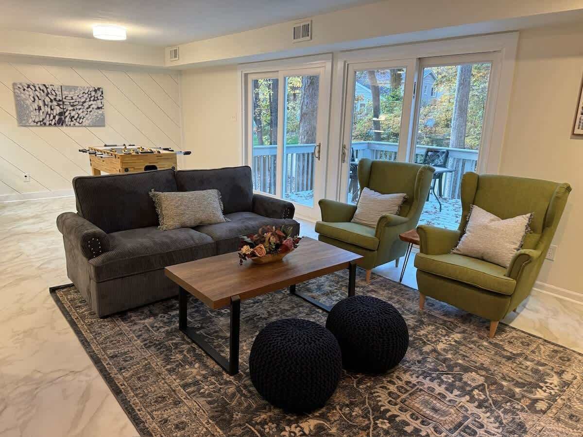 Smart-TV, Kamin, Tischfußball, Arbeitsbereiche