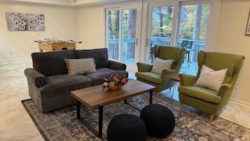 Smart-TV, Kamin, Tischfußball, Arbeitsbereiche