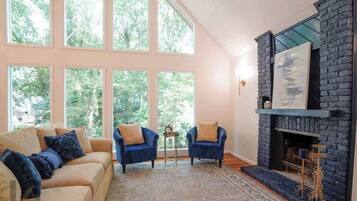 Smart-TV, Kamin, Tischfußball, Arbeitsbereiche