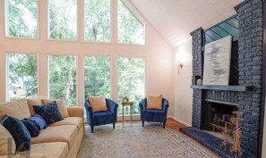 Smart-tv, een open haard, tafelvoetbal en een kantoor