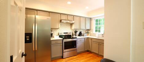 Jääkaappi, mikroaaltouuni, uuni, liesi