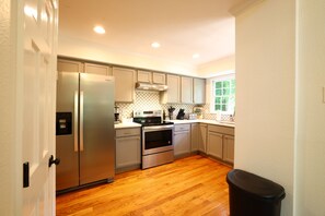 Kjøleskap, mikrobølgeovn, ovn og kokeplater