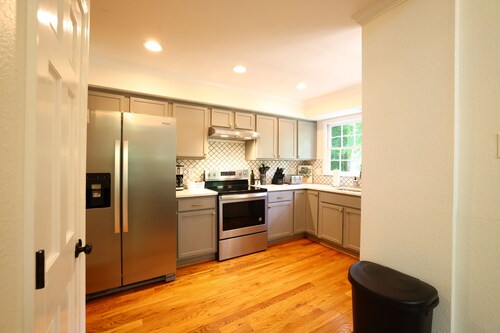 Spacious Home - Sleeps 8-10! Minutes to North Hills
