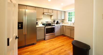 Spacious Home - Sleeps 8-10! Minutes to North Hills