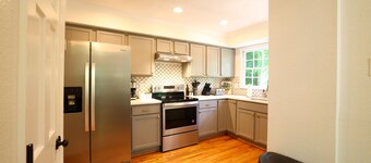 Spacious Home - Sleeps 8-10! Minutes to North Hills