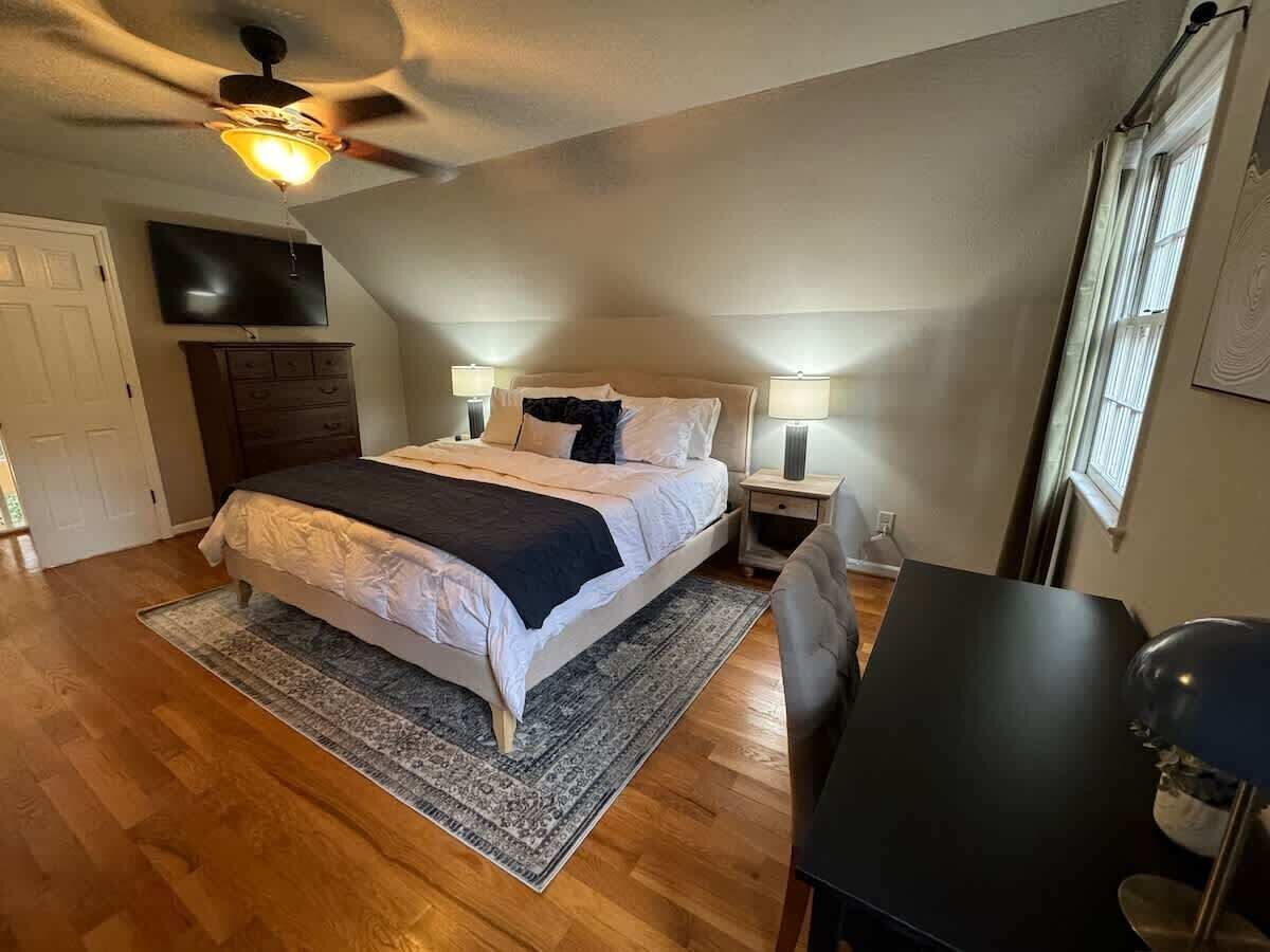 3 室のベッドルーム、デスク、アイロン / アイロン台、旅行用ベビーベッド