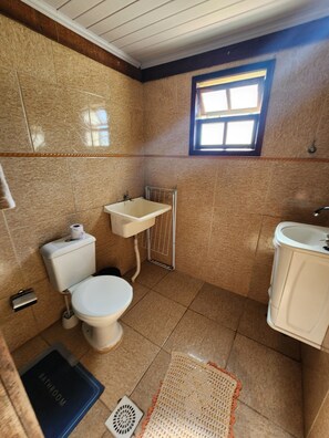Sèche-cheveux, serviettes fournies, savon, papier toilette