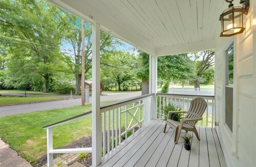 Lakepoint Landing 2B-2B 3Tvs close to highway I-75 1 king size bed