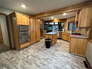 Kylskåp, mikrovågsugn, ugn och spishäll