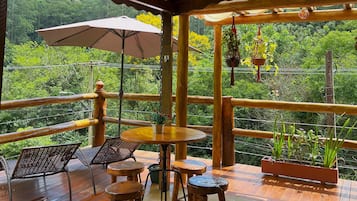 Chalé conforto, várias camas, cozinha, vista para o jardim | Varanda coberta