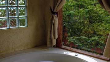 Chalé superior, ar-condicionado, vista para o jardim | Banheira de hidromassagem particular