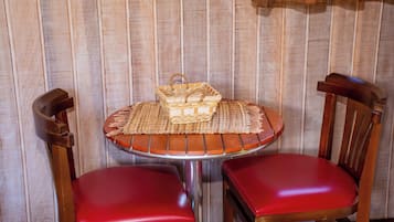 Comfort suite, balkon, uitzicht op tuin | Dineren op de kamer