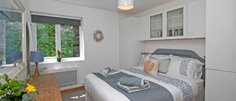 2 Schlafzimmer, Bügeleisen/Bügelbrett