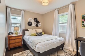 2 bedrooms, desk, iron/ironing board, internet