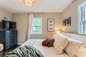 2 عدّة غرف نوم ومكواة/لوح كي وخدمة الإنترنت وملاءات أسرّة