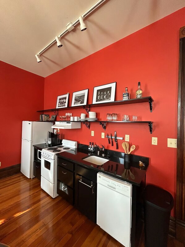 Mikrowelle, Ofen, Herdplatte, Geschirrspüler