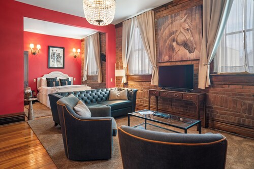 Southern Charm and Comfort on the Bourbon Trail- Trail Suites Inn, Suite C