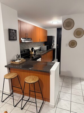 Microwave, oven, stovetop, coffee/tea maker - New on the market! Recently remodeled 2-bedroom apartment in pleasant Dorado (Dorado)